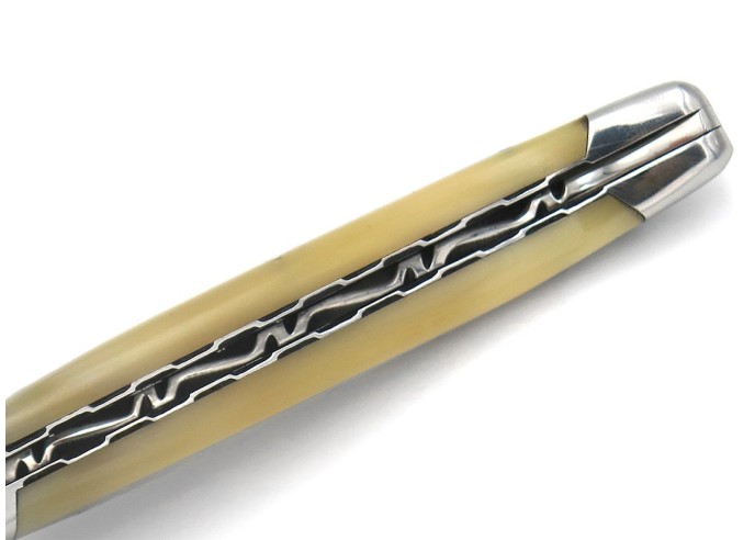 Laguiole pliant 12 cm, abeille forgée, lame seule, ciselé dessus-dessous, mitres inox brillant, manche pointe de corne (claire)