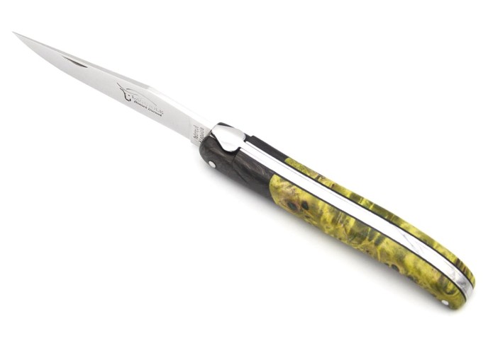 Laguiole pliant 12 cm, abeille forgée lisse, fausse mitre en fibre de carbone, manche en loupe de peuplier vert-jaune