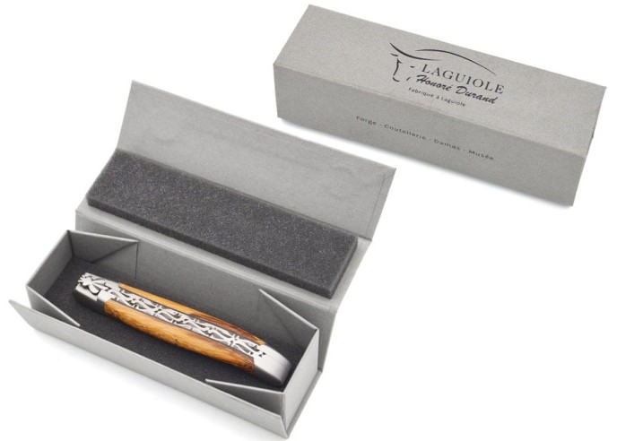 Laguiole pliant 12 cm, abeille forgée, doubles platines avec dos de lame entier ciselé, manche bois de cerf avec finition mat