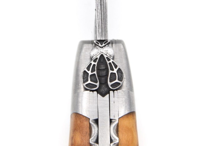 laguiole pliant 12cm lame damas sauvage abeille et ressort ciseles burin manche en olivier