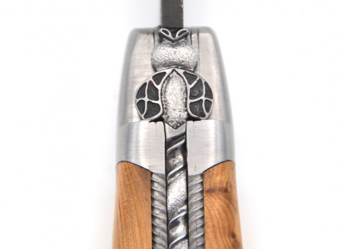 Laguiole knife, 12 cm, bee chiseled with file, rope motif spring and double-plates, Damascus steel blade, juniper wood handle