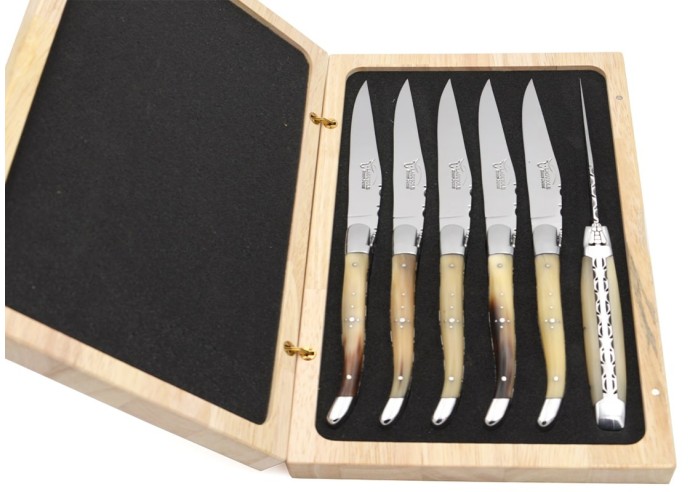 Coffret couteaux table de Laguiole, doubles platines, manche galbé en pointe de corne claire, inox brillant