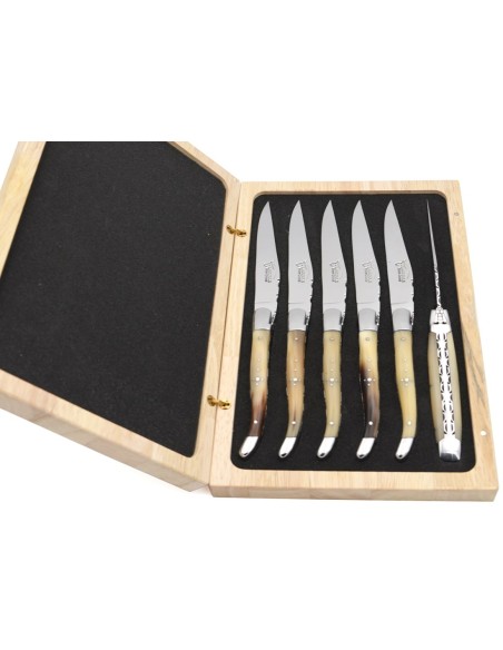 Laguiole Steakmesser, Doppelplatinen ziseliert, Heftbacken aus glanzendem Edelstahl, breiterer Griff aus Hornspitze