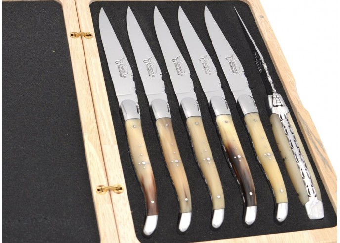 Coffret couteaux table de Laguiole, doubles platines et dos de lame ciselés, manche galbé en pointe de corne claire