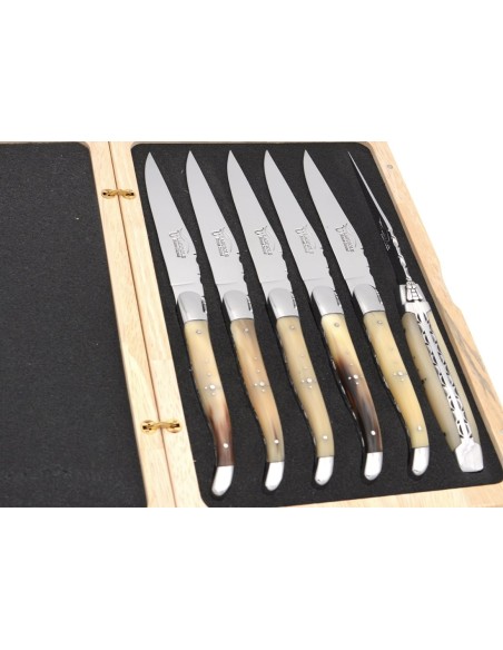 Coffret couteaux table de Laguiole, doubles platines, manche galbé en pointe de corne claire, inox brillant
