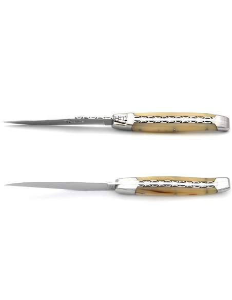 Laguiole Steakmesser, Doppelplatinen ziseliert, Heftbacken aus glanzendem Edelstahl, breiterer Griff aus Hornspitze