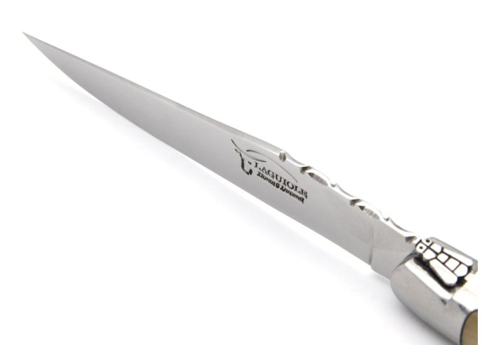 Coffret couteaux table de Laguiole, doubles platines, manche galbé en pointe de corne claire, inox brillant