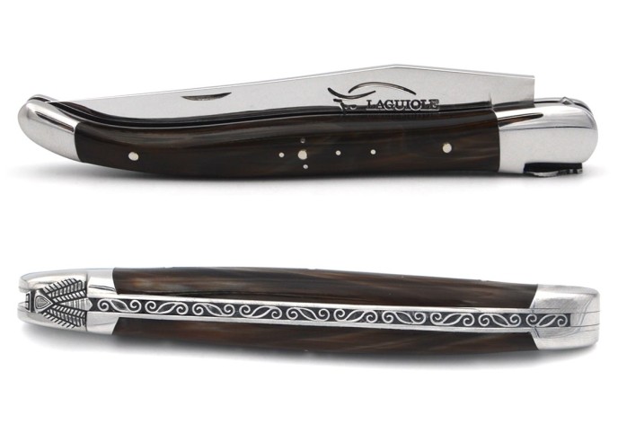 Laguiole pliant, 13 cm, abeille et ressort ciselés au burin, manche en pointe de corne foncée, mitres inox brillant
