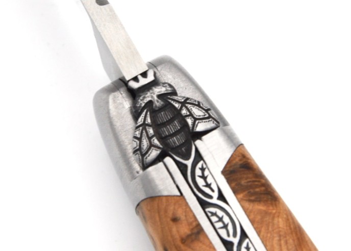 Laguiole 11cm, Biene und Feder ziseliert, Heftbacken aus mattern Edelstahl, Wacholderholz