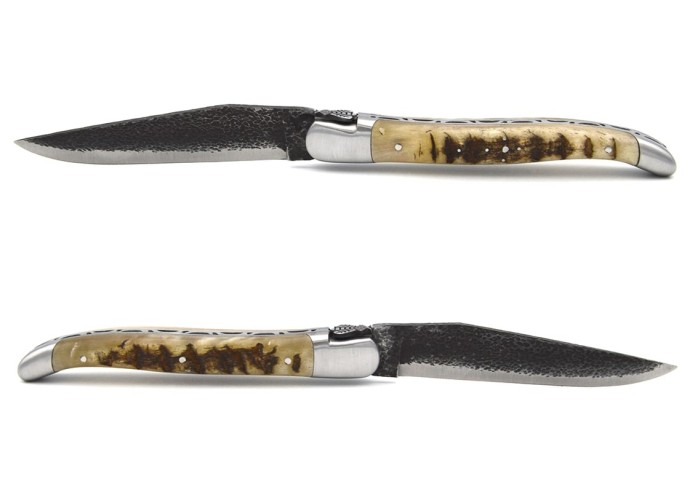 Laguiole pliant 12 cm, abeille fraisée n°1, lame brut de forge, manche en corne de bélier, finition inox mat