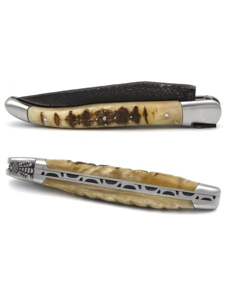 Laguiole pliant 12 cm, abeille fraisée n°1, lame brut de forge, manche en corne de bélier, finition inox mat