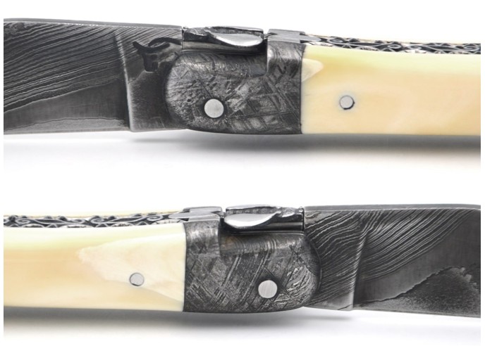 Laguiole Klappmesser 12 cm, Heftbacke und Klinge aus Damaststahl, Feder mit Meißel gemeißelt, Griff aus Warzenschweinzahn
