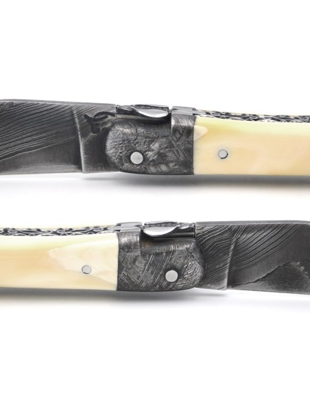 Laguiole pliant 12 cm, mitre et lame en acier damas, ressort ciselé au burin, manche en dent de phacochère