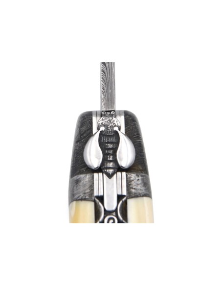 Laguiole pliant 12 cm, mitre et lame en acier damas, ressort ciselé au burin, manche en dent de phacochère