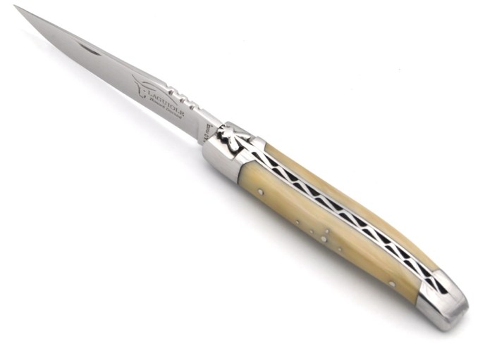 Laguiole pliant 10cm, abeille forgée, manche en pointe de corne claire