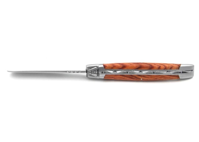Couteau à beurre de Laguiole  avec ressort ciselé main. Manche galbé en bois de rose, finition inox mat
