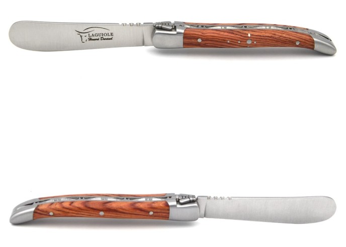 Laguiole Buttermesser mit handziselierte Feder, breiterer Griff aus Rosenholz, Heftbacken aus mattem Edelstahl