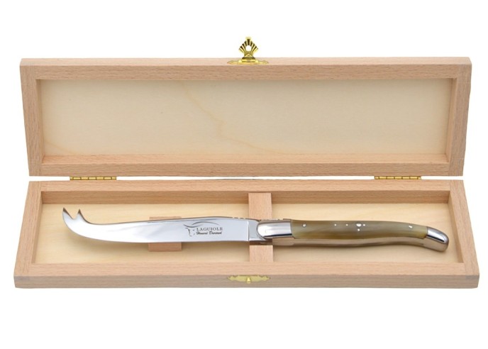 Couteau à fromage de Laguiole. Finition inox brillant et manche galbé en pointe de corne (claire)