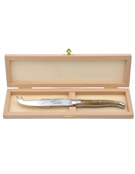 Couteau à fromage de Laguiole. Finition inox brillant et manche galbé en pointe de corne (claire)