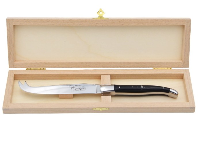 Couteau à fromage de Laguiole. Finition inox brillant et manche galbé en pointe de corne (claire)