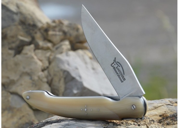 Laguiole, modèle Chasse, plein manche inox mat, pointe de corne claire