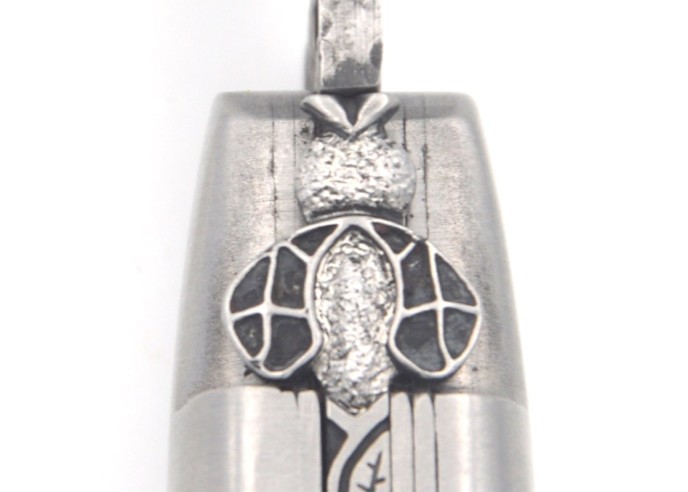 Laguiole 12cm, Edelstahl als 'brut de forge' Klinge, Biene und Doppelplatinen ziseliert, Hornspitze