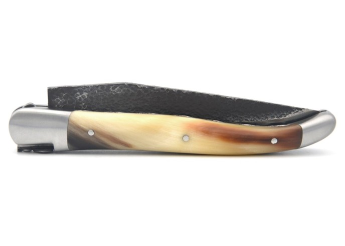 Laguiole pliant 12 cm, lame brut de forge, abeille et ressort burin, doubles platines lime, manche en pointe de corne claire
