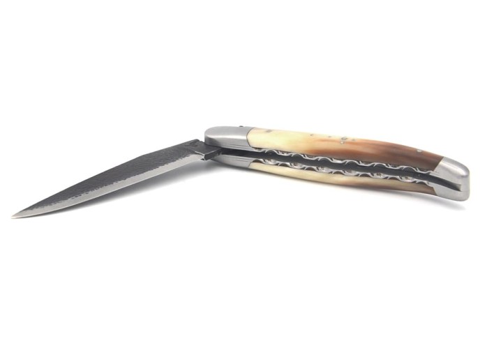 Laguiole pliant 12 cm, lame brut de forge, abeille et ressort burin, doubles platines lime, manche en pointe de corne claire