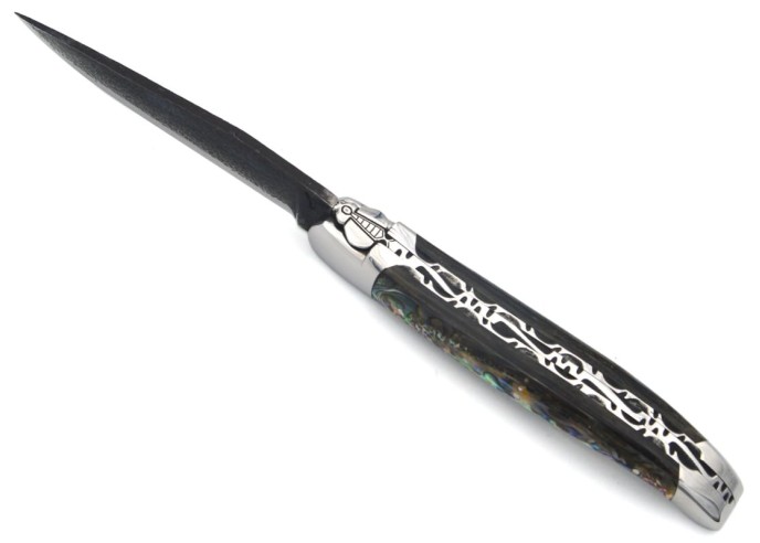Laguiole pliant 12 cm, lame brut de forge, abeille ciselée au burin, doubles platines ciselées, manche en abalone, inox brillant