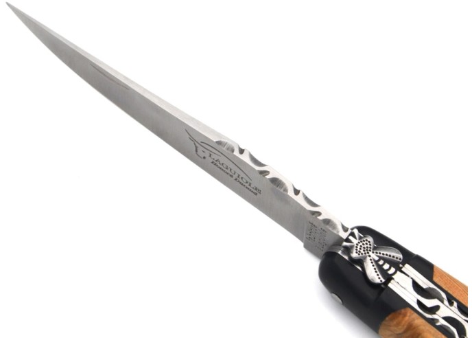 Laguiole 12 cm, Doppelplatinen und Klinge ziseliert, Olivenholz mit schwarz Vulkanfiber