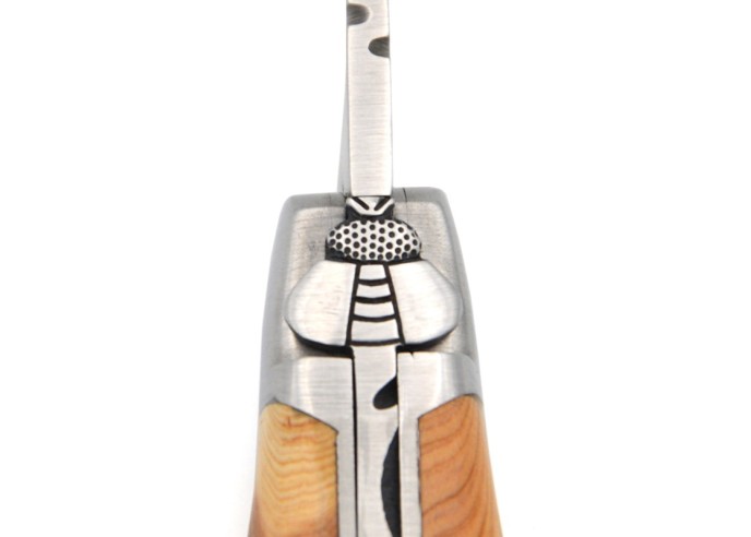 Laguiole pliant, 11 cm, abeille ciselée au burin, manche en genévrier, mitres inox mat