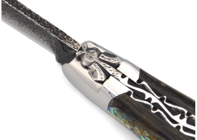 Laguiole 12cm, Edelstahl als 'brut de forge' Klinge, Biene und Doppelplatinen ziseliert, Griff aus Seeohrenholz