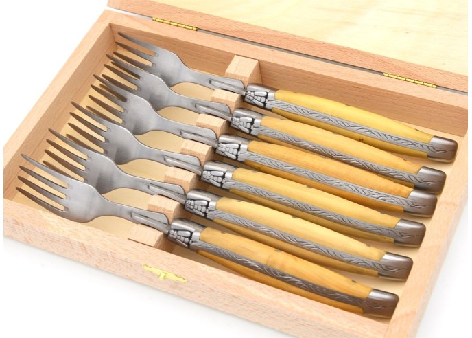 Laguiole forks with matt stainless steel bolsters. Wide boxwood handles