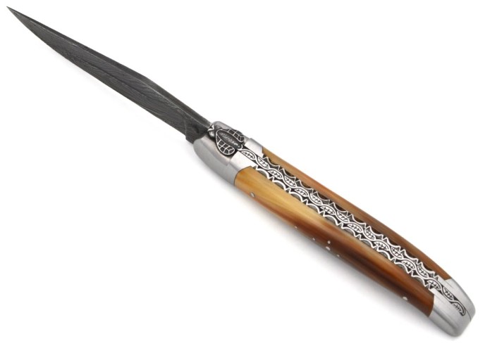 laguiole pliant 12cm lame damas sauvage abeille et ressort ciseles burin manche en pointe de corne claire