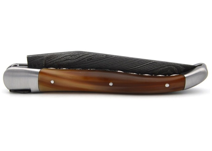 laguiole pliant 12cm lame damas sauvage abeille et ressort ciseles burin manche en pointe de corne claire