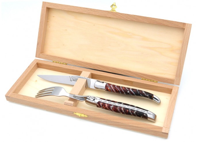 Set mit 1 Messer - 1 Gabel, breiter Griff aus rotem Mammutstoßzahn, Heftbacken aus glänzendem Edelstahl
