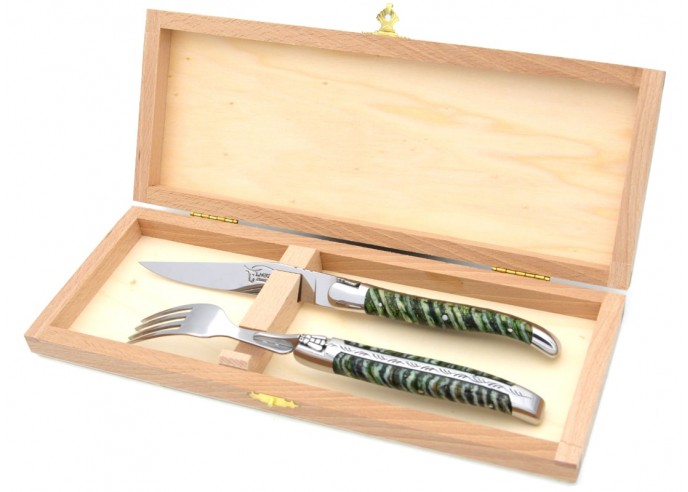 Set mit 1 Messer - 1 Gabel, breiter Griff aus grünem Mammutstoßzahn, Heftbacken aus glänzendem Edelstahl