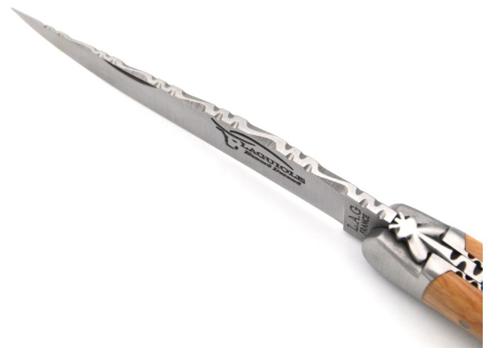 Laguiole Klappmesser, 11cm, Carbonstahl Klinge, oben und unten ziseliert, Heftbacken aus mattem Edelstahl, Wacholderholz