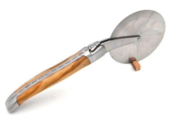 Laguiole Pizzaroller, Olivenholz, Heftbacken aus mattem Edelstahl