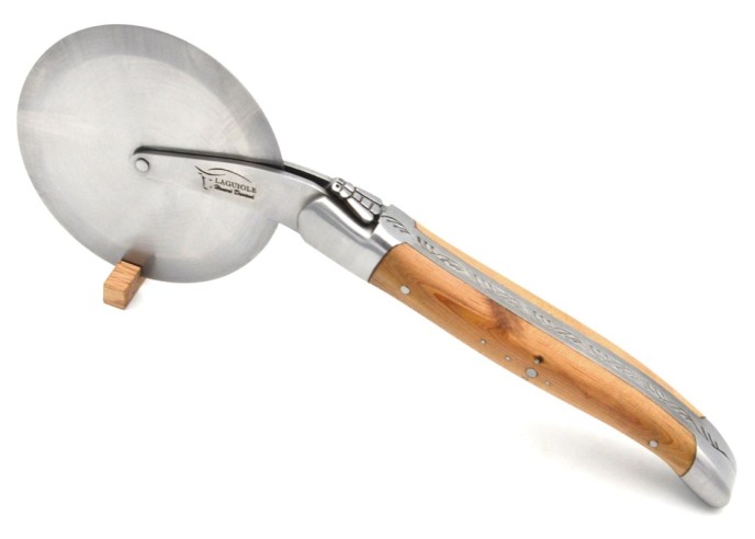 Roulette à pizza de Laguiole, manche en genévrier, finition inox mat