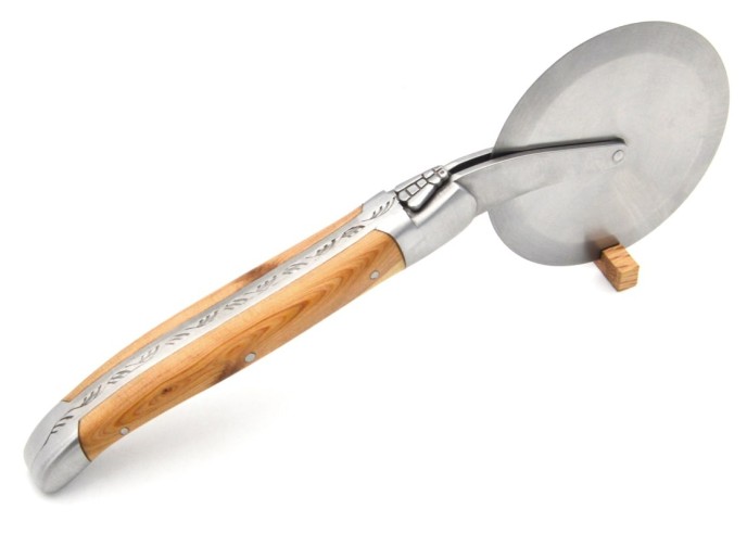 Roulette à pizza de Laguiole, manche en genévrier, finition inox mat