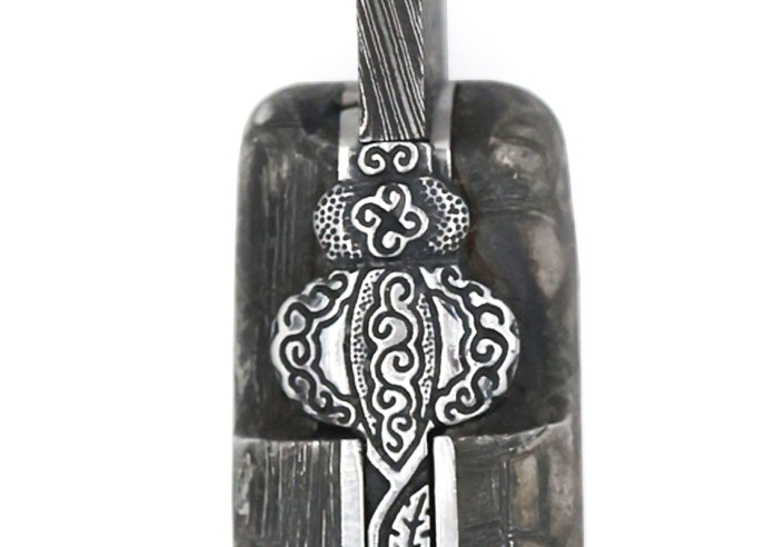 Laguiole pliant, 12 cm, lame seule acier Damas "Sauvage", abeille et ressort ciselés burin, mitre avant en météorite