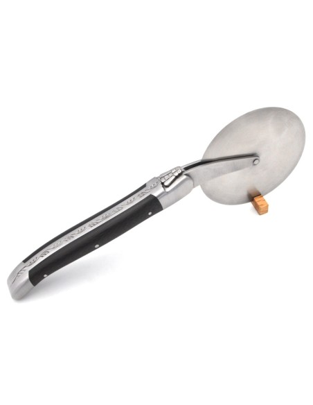 Laguiole Pizzaroller, Carbonfaser, Heftbacken aus mattem Edelstahl