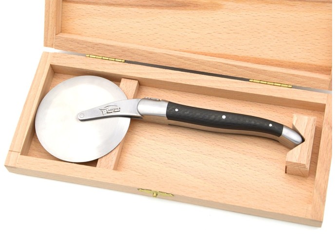 Roulette à pizza de Laguiole, manche fibre de carbone, finition mat