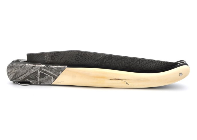 Laguiole Klappmesser, 12cm, Damast wildem Muster,  Biene und Feder mit Meißel handziseliert, vordere Heftbacke aus Meteorite