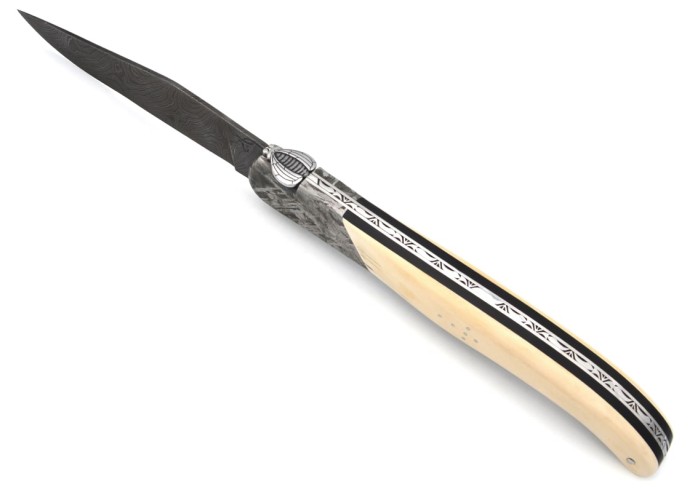 Laguiole Klappmesser, 12cm, Damast wildem Muster,  Biene und Feder mit Meißel handziseliert, vordere Heftbacke aus Meteorite