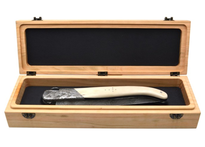 Laguiole Klappmesser, 12cm, Damast wildem Muster,  Biene und Feder mit Meißel handziseliert, vordere Heftbacke aus Meteorite