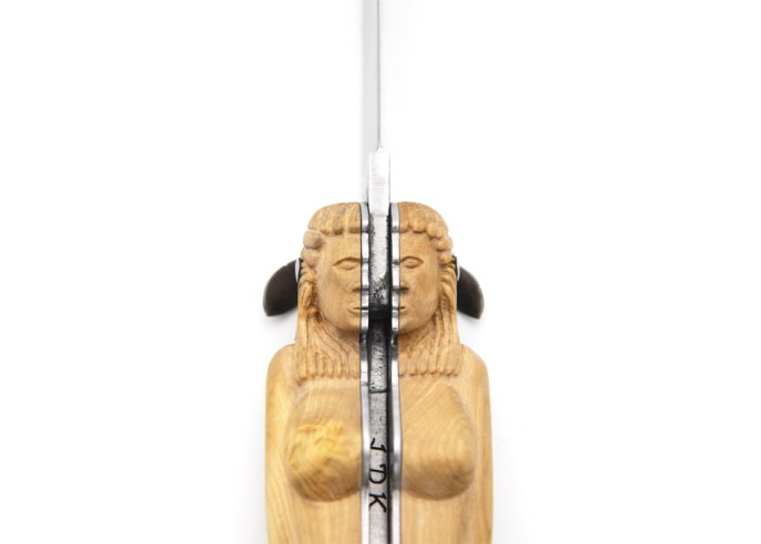 Laguiole pliant 12 cm, manche sculpté en buis, abeille mécanique