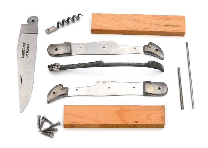 Laguiole en kit 12 cm avec tire-bouchon, abeille soudée, carbone XC75