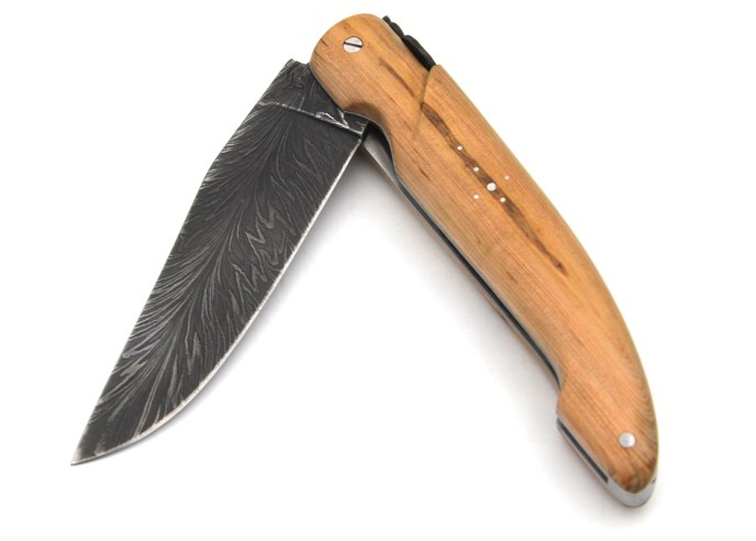 Laguiole hunting knife 13.5 cm, feather damascus steel blade, juniper